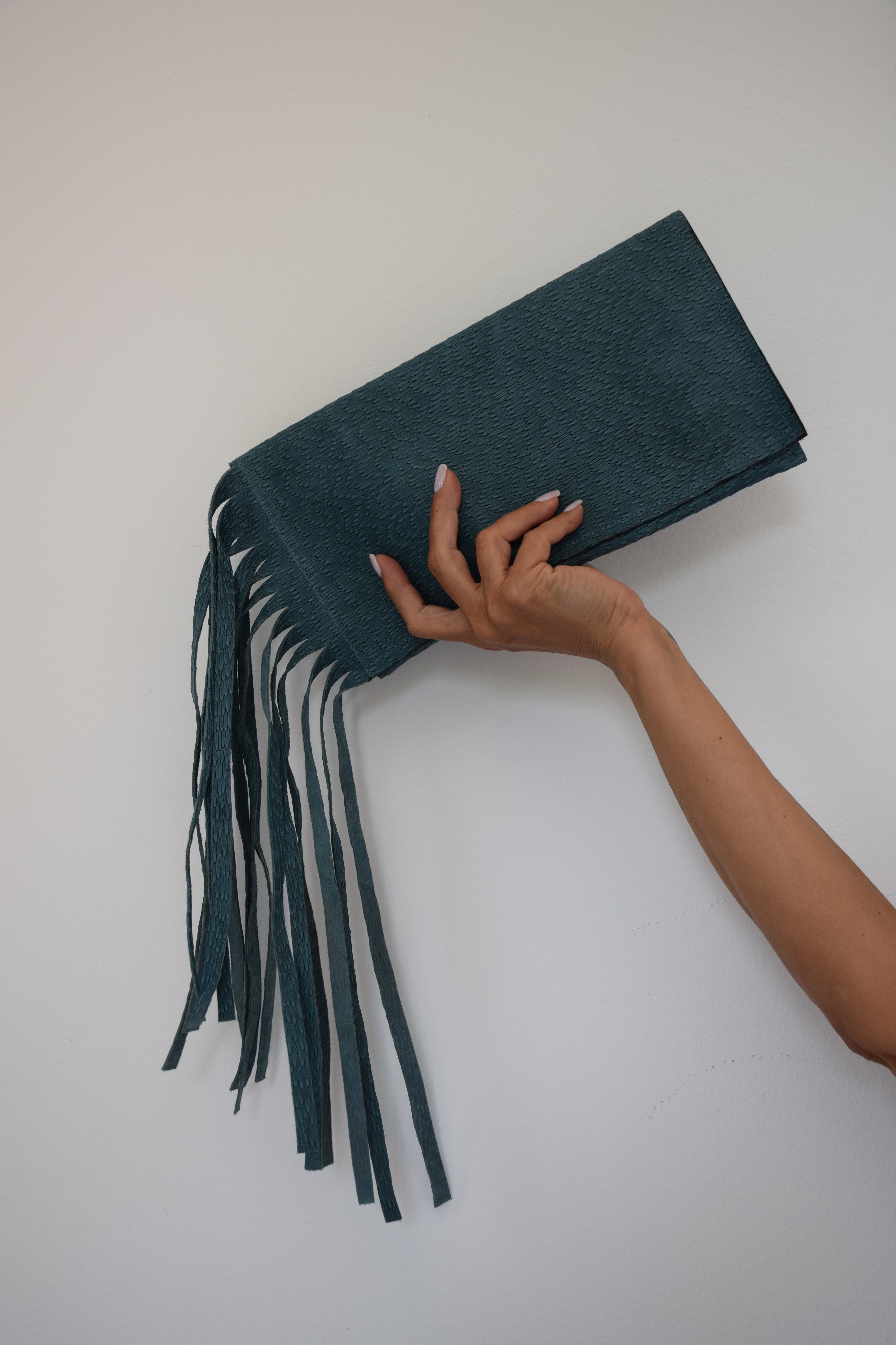 Clutch blu con frangie