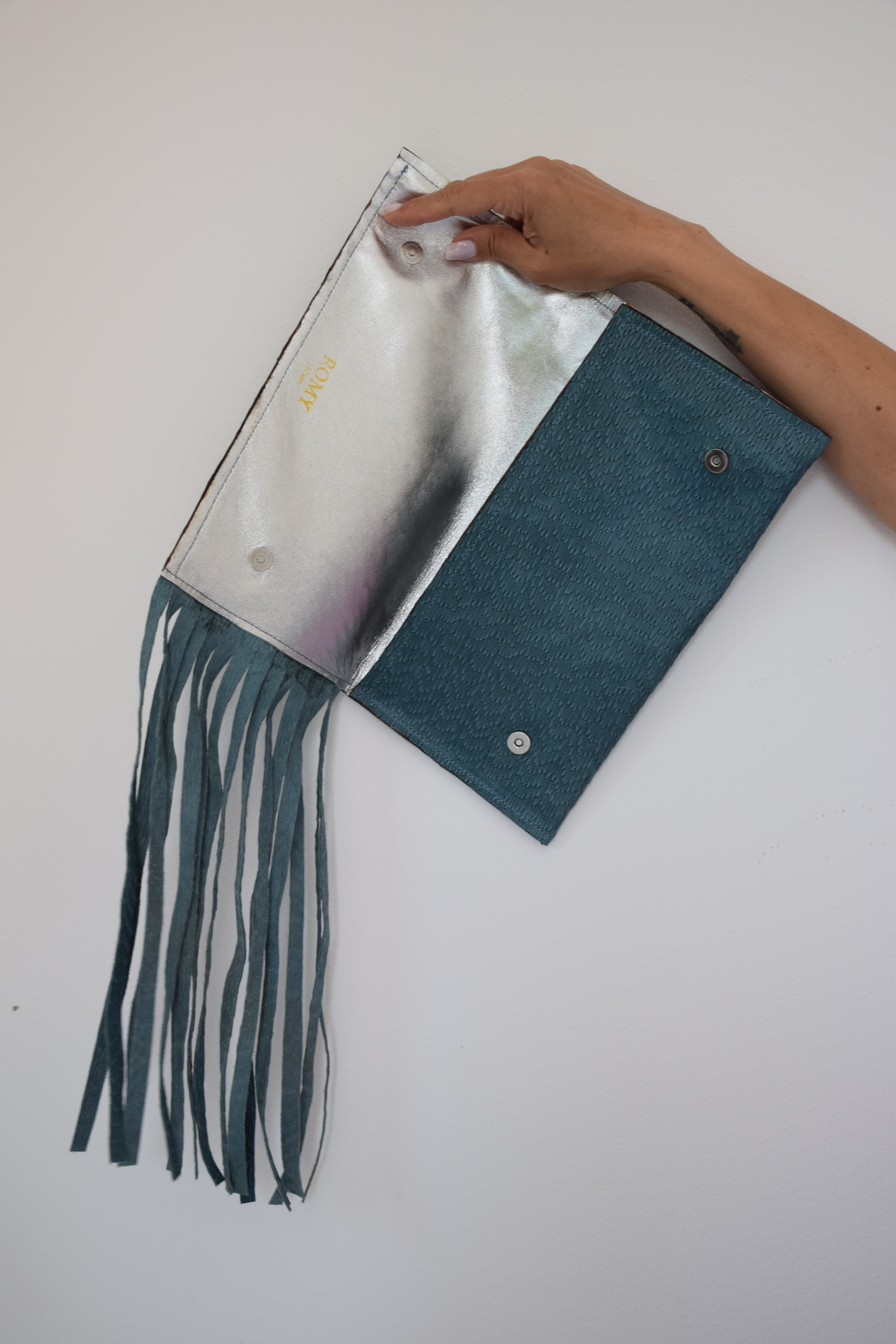 Clutch blu con frangie