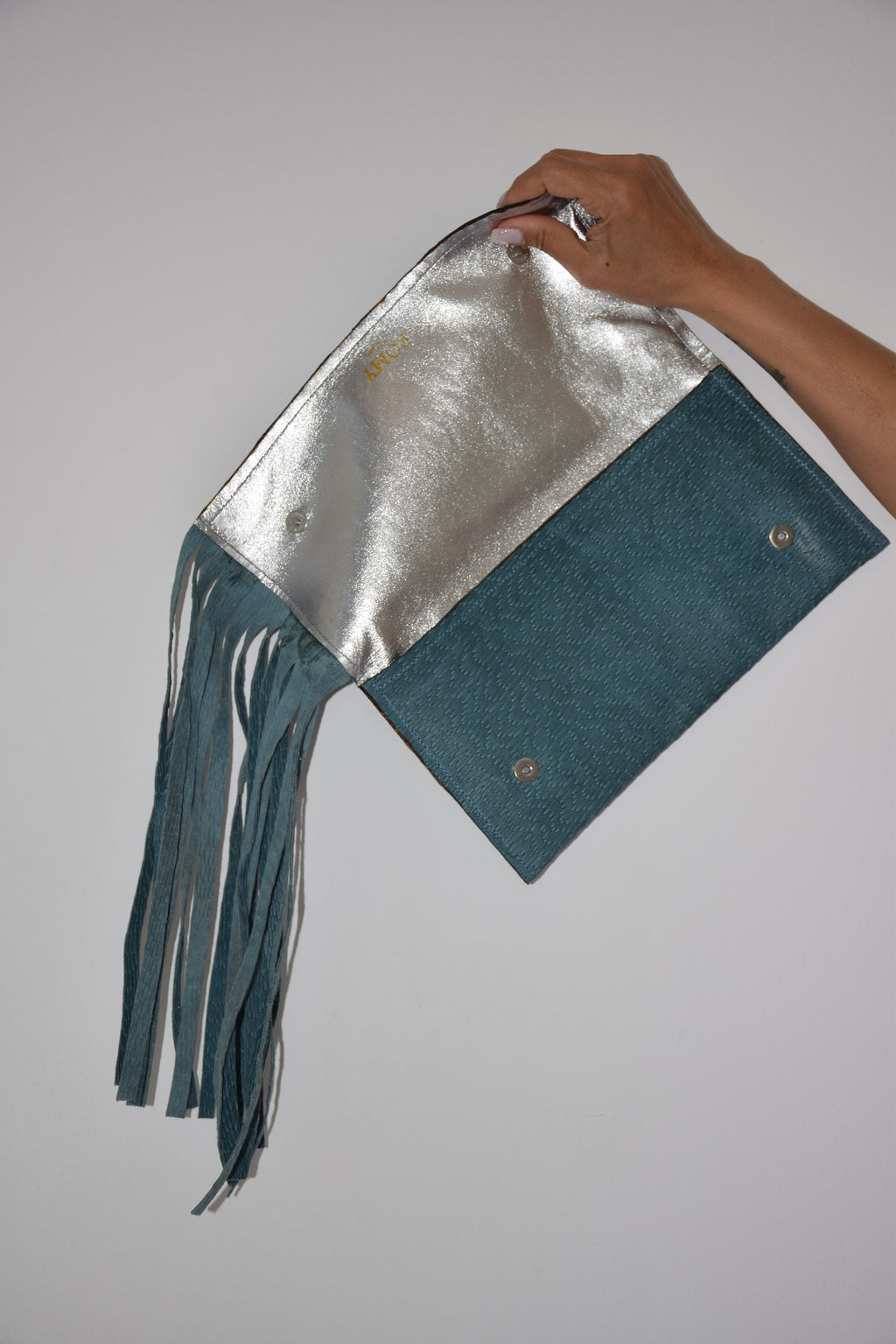 Clutch blu con frangie