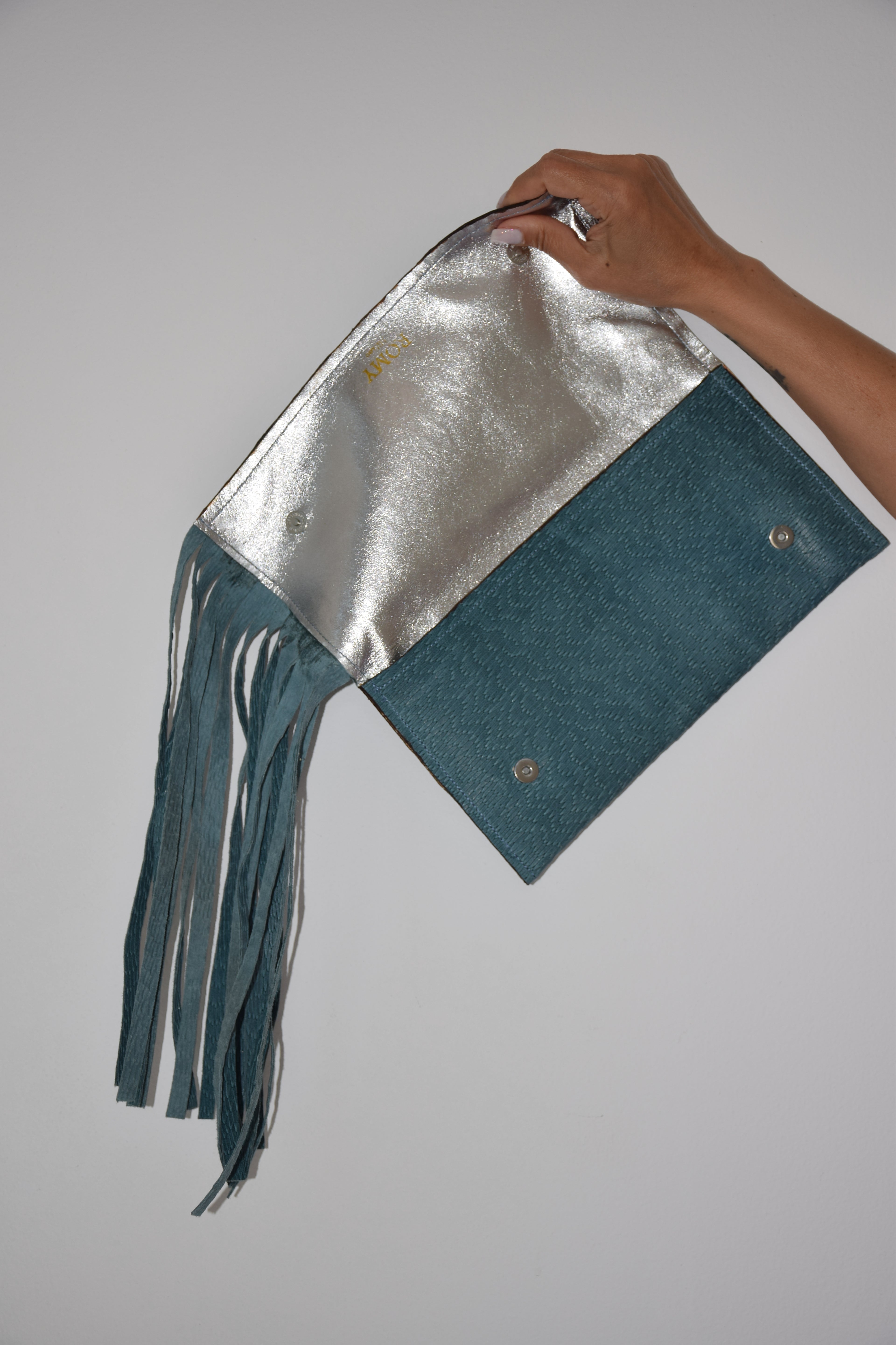 Clutch blu con frangie