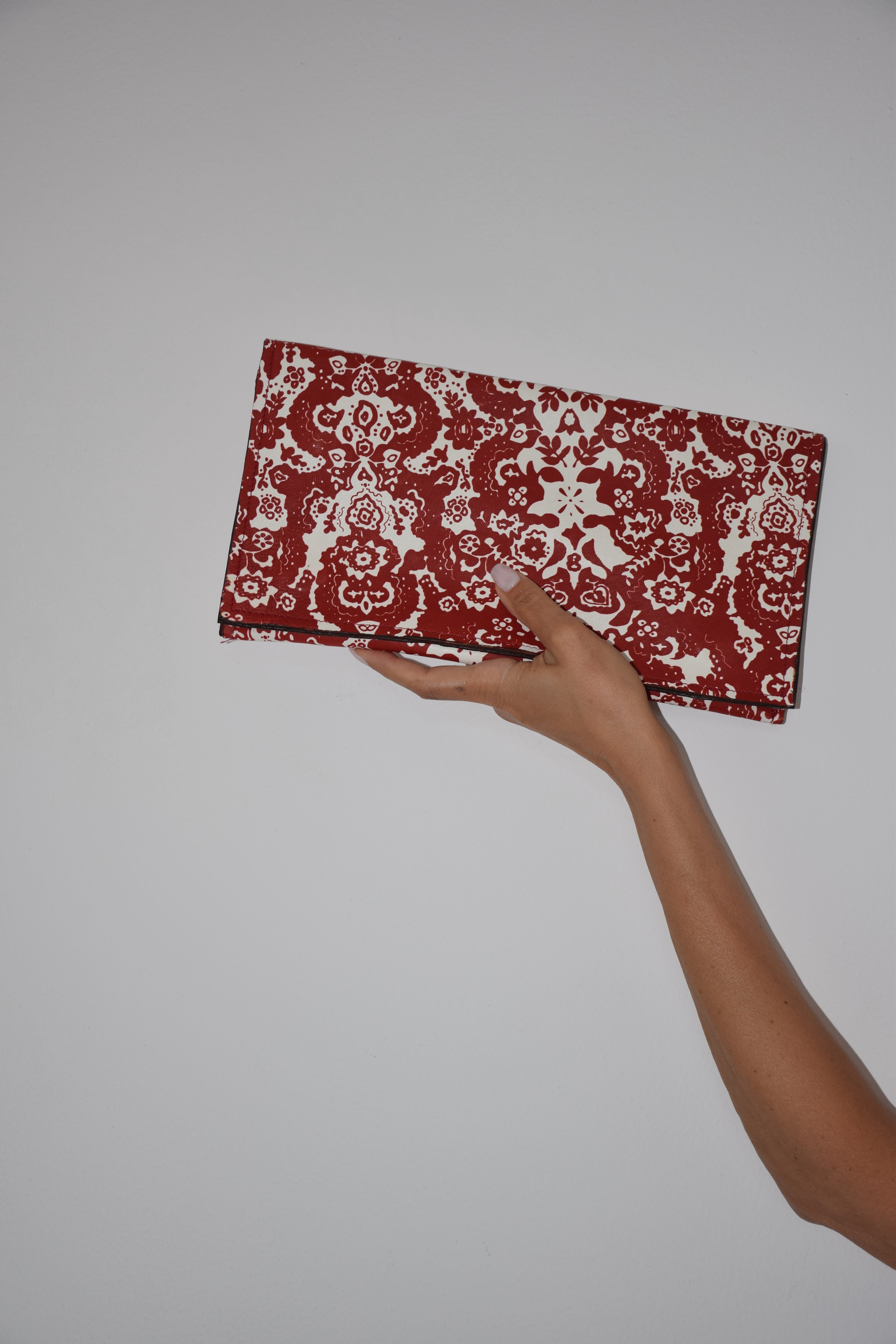 Clutch fantasia rosso e bianco