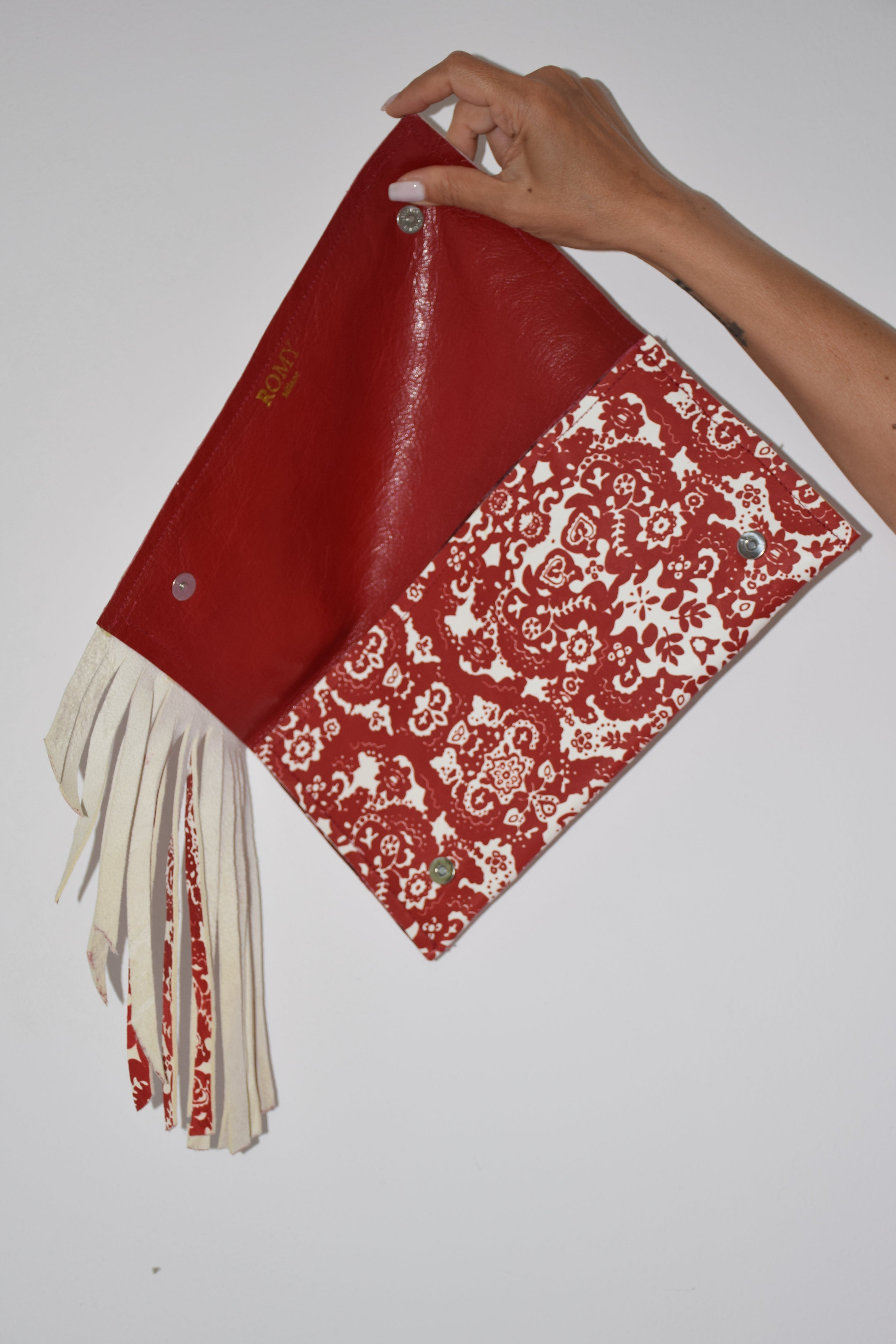 Clutch con frangie fantasia rosso e bianco