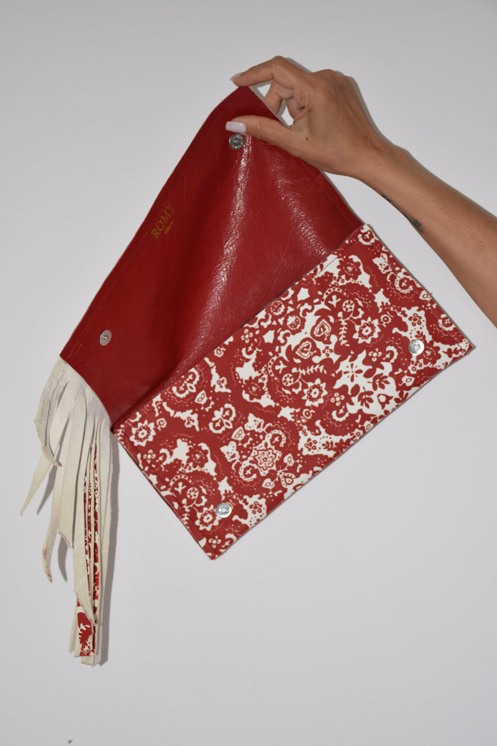 Clutch con frangie fantasia rosso e bianco