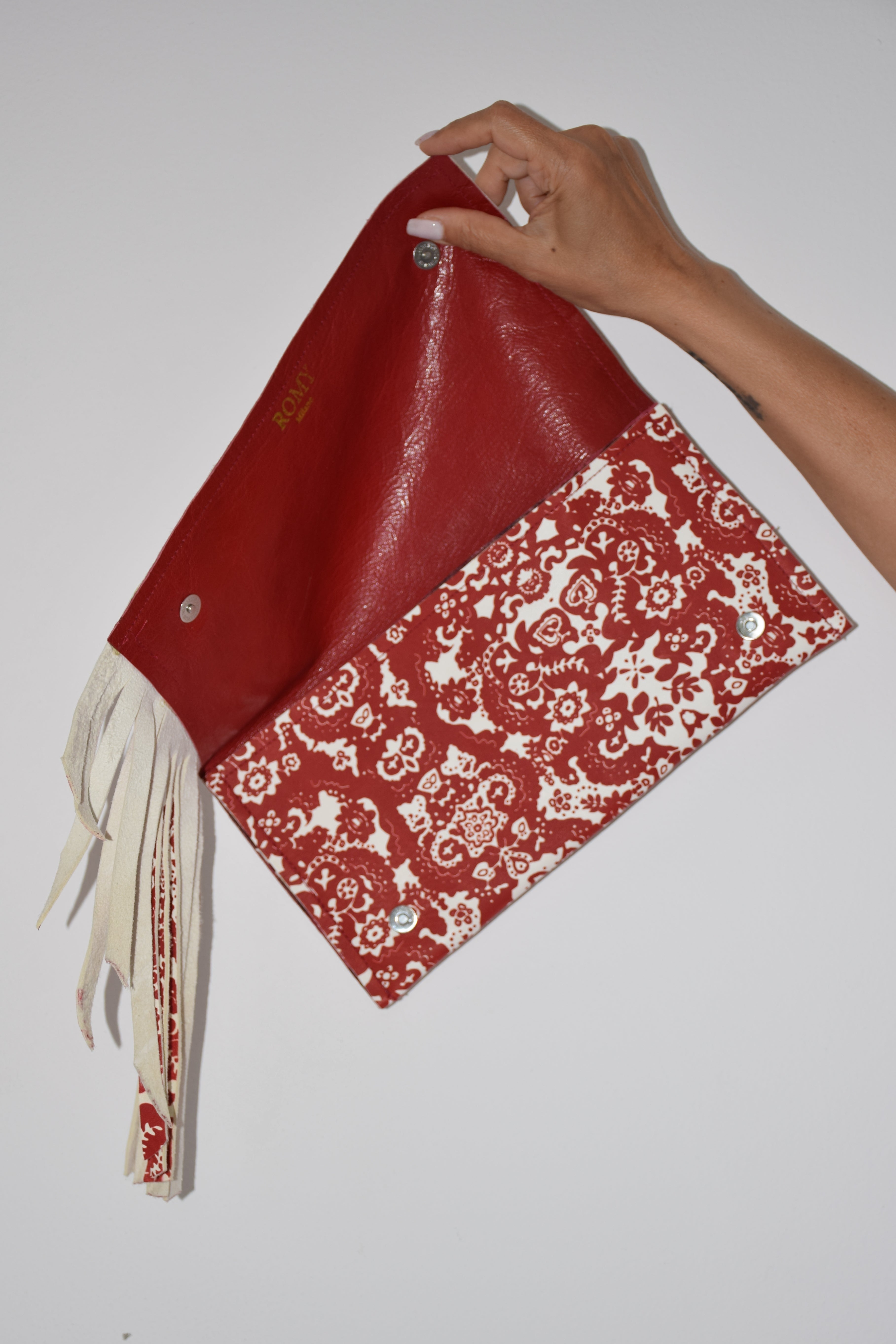 Clutch con frangie fantasia rosso e bianco
