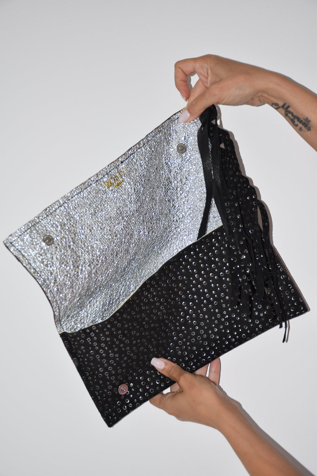 Clutch nera con lavorazione in argento