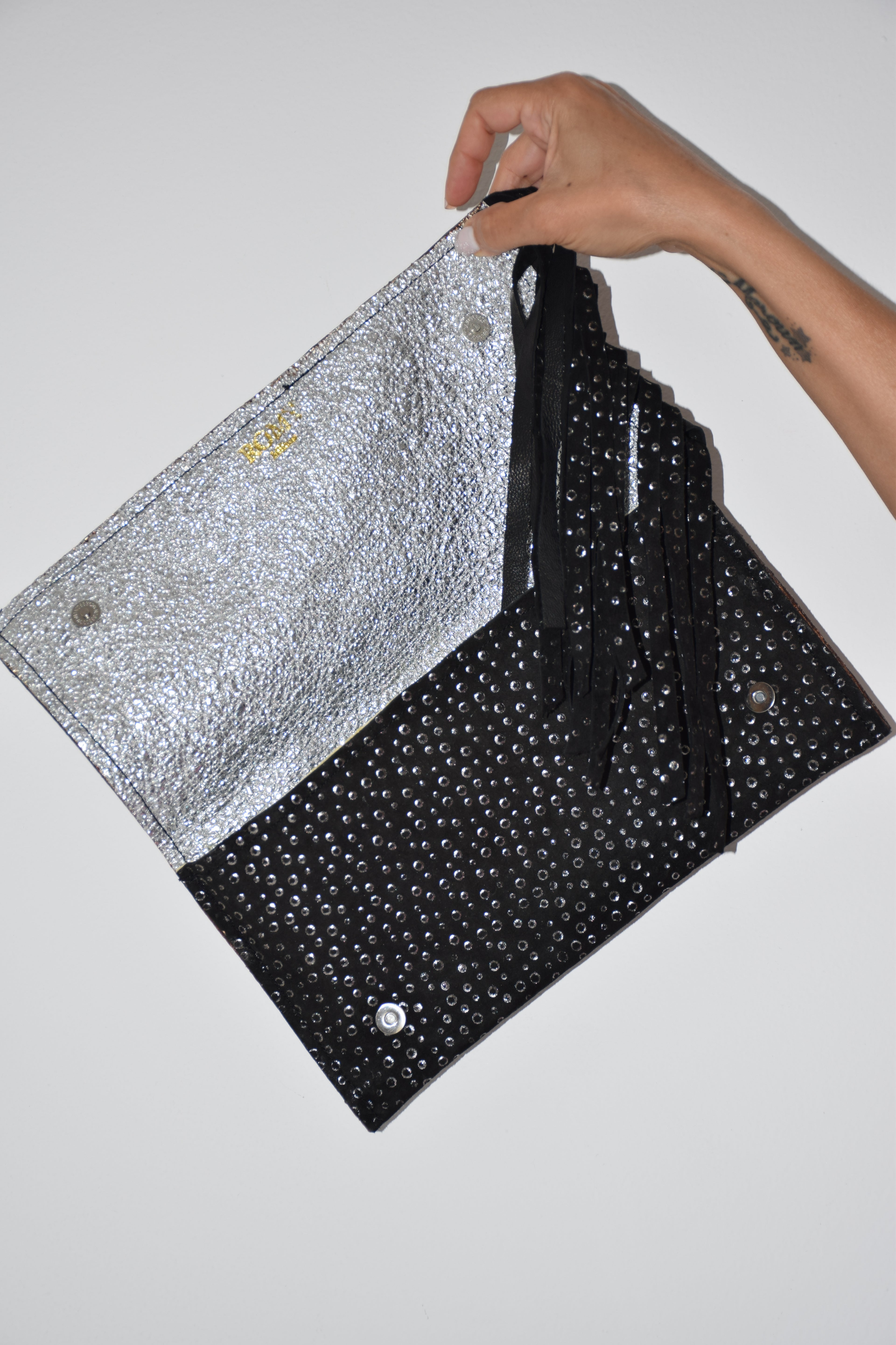 Clutch nera con lavorazione in argento