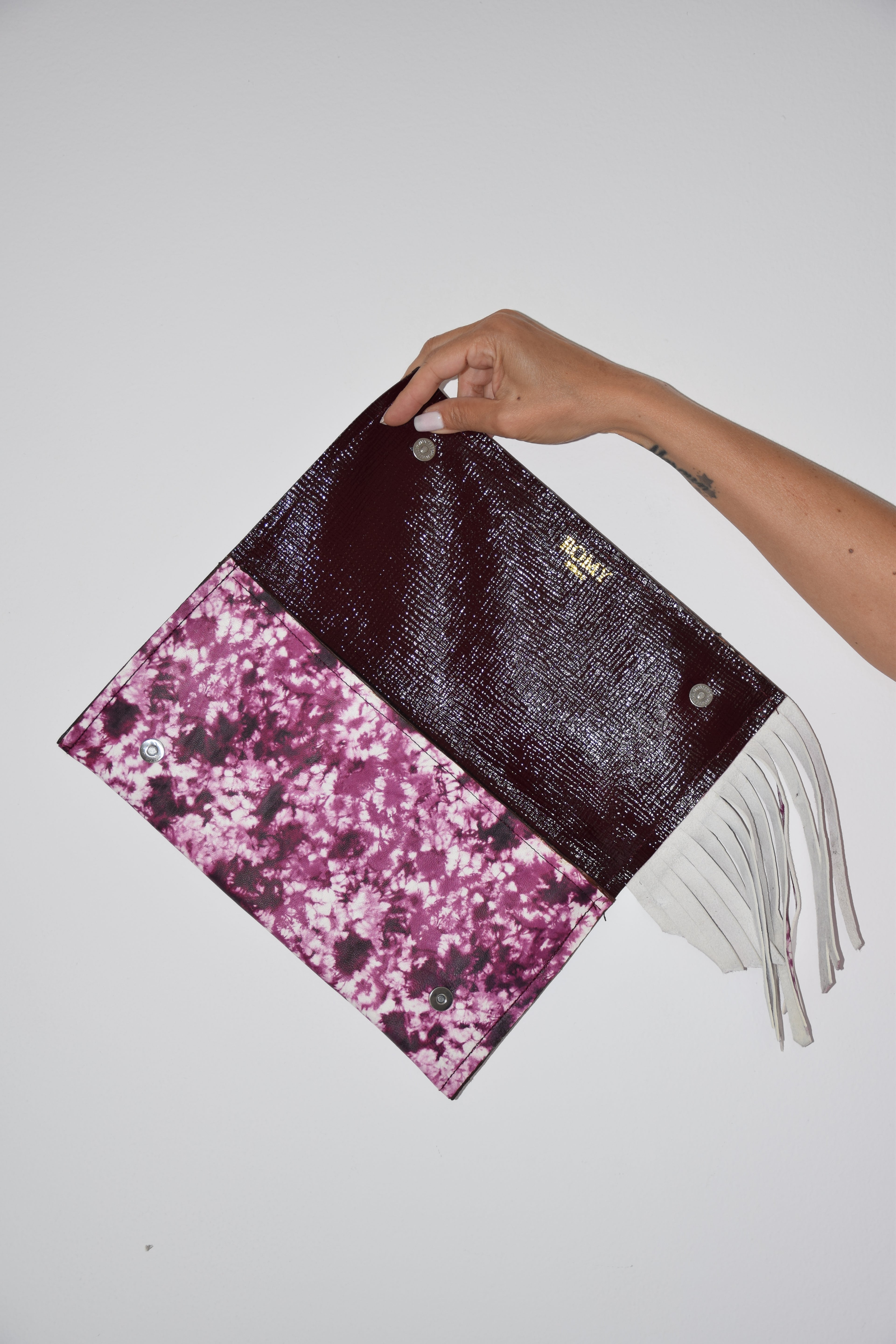Clutch viola e bianco con fantasia