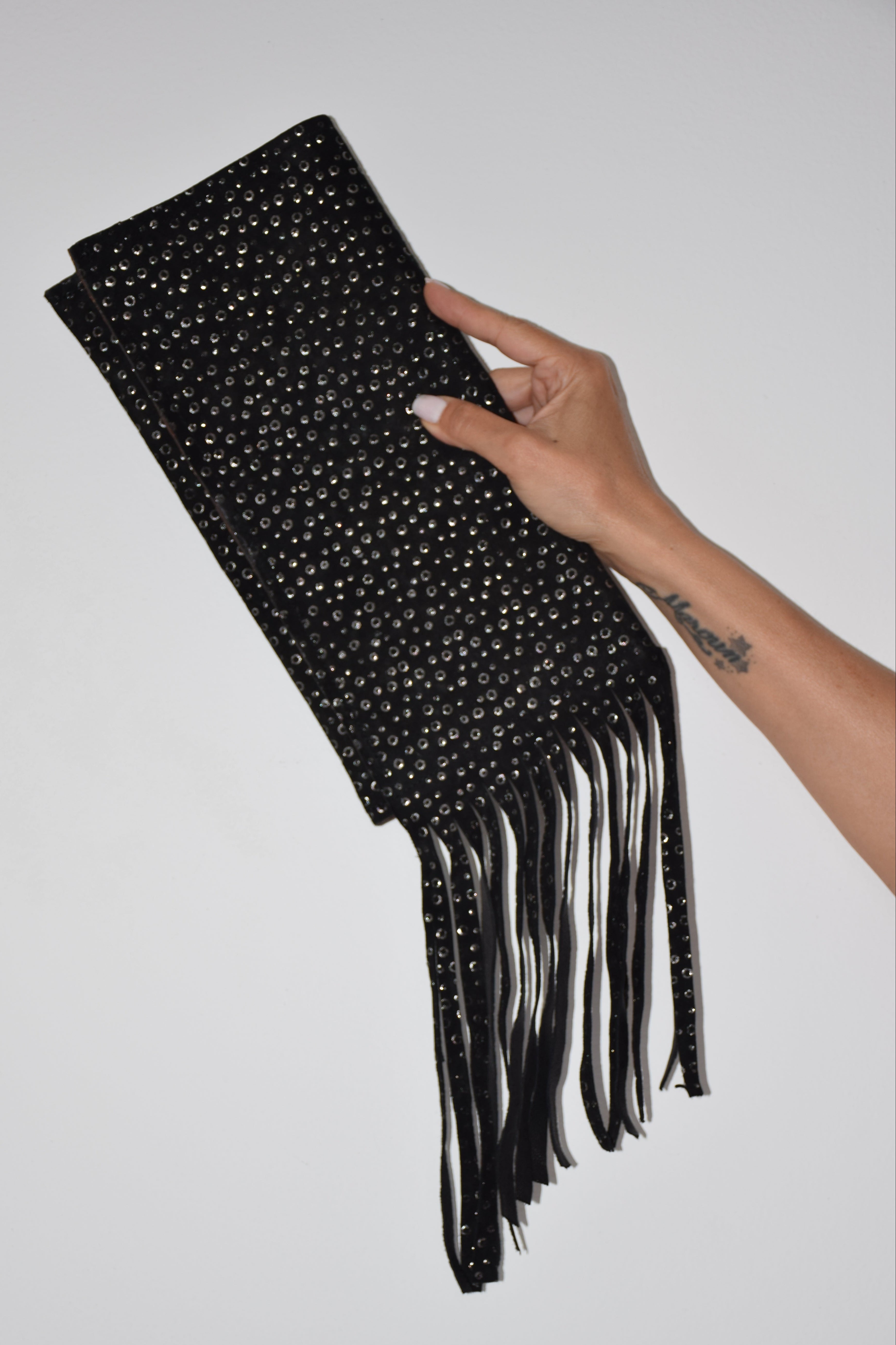 Clutch nera con lavorazione in argento