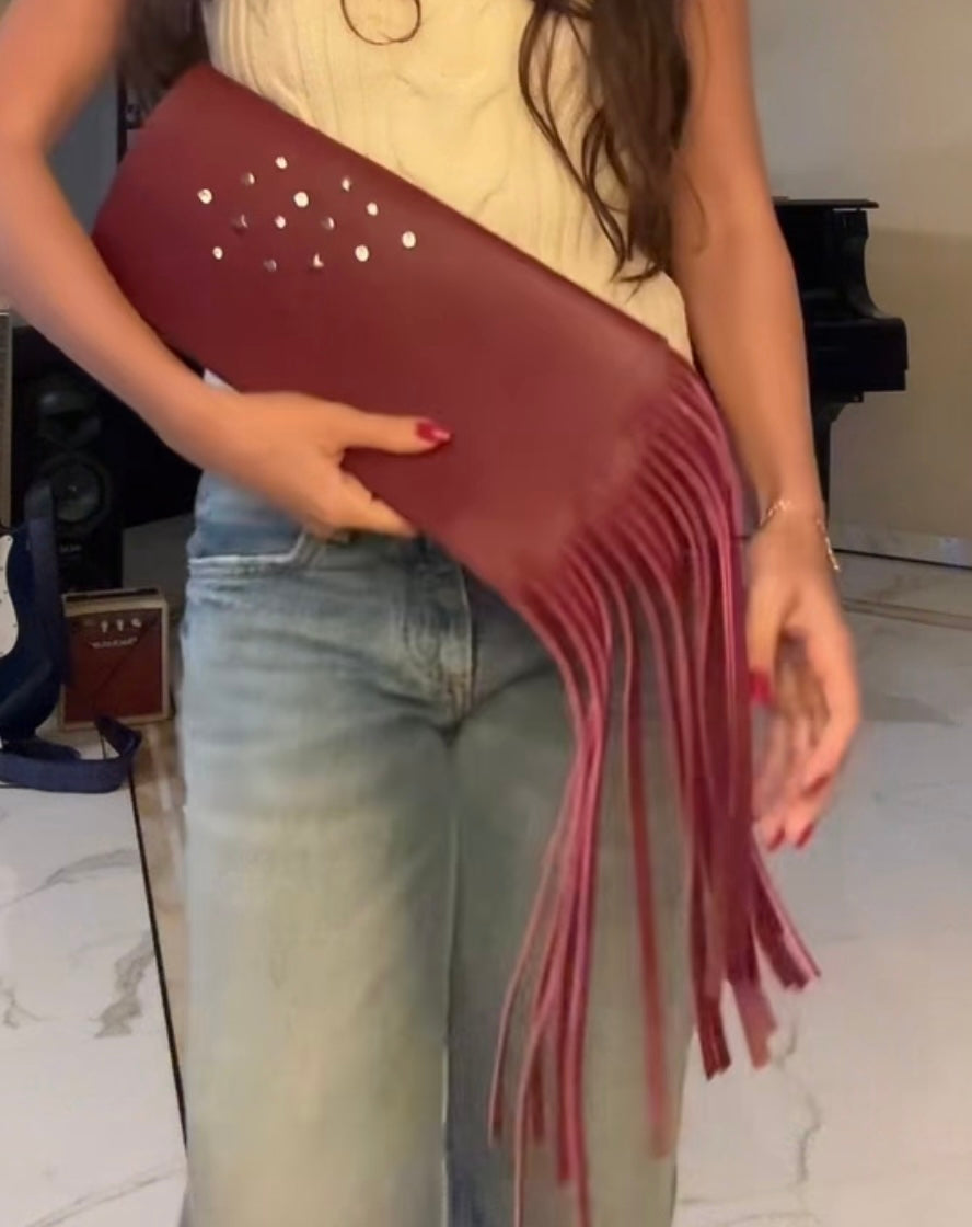 Clutch bordeaux con borchie e frangie